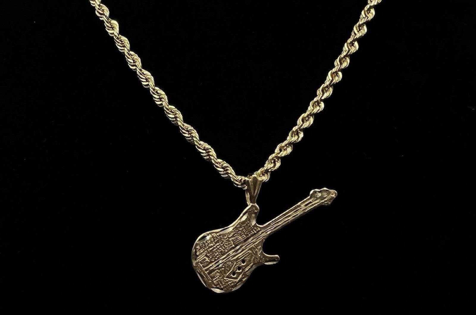1.29” x .76” 14K Solid Yellow Gold Diamond Cut Guitar Pendant | 1.86g |