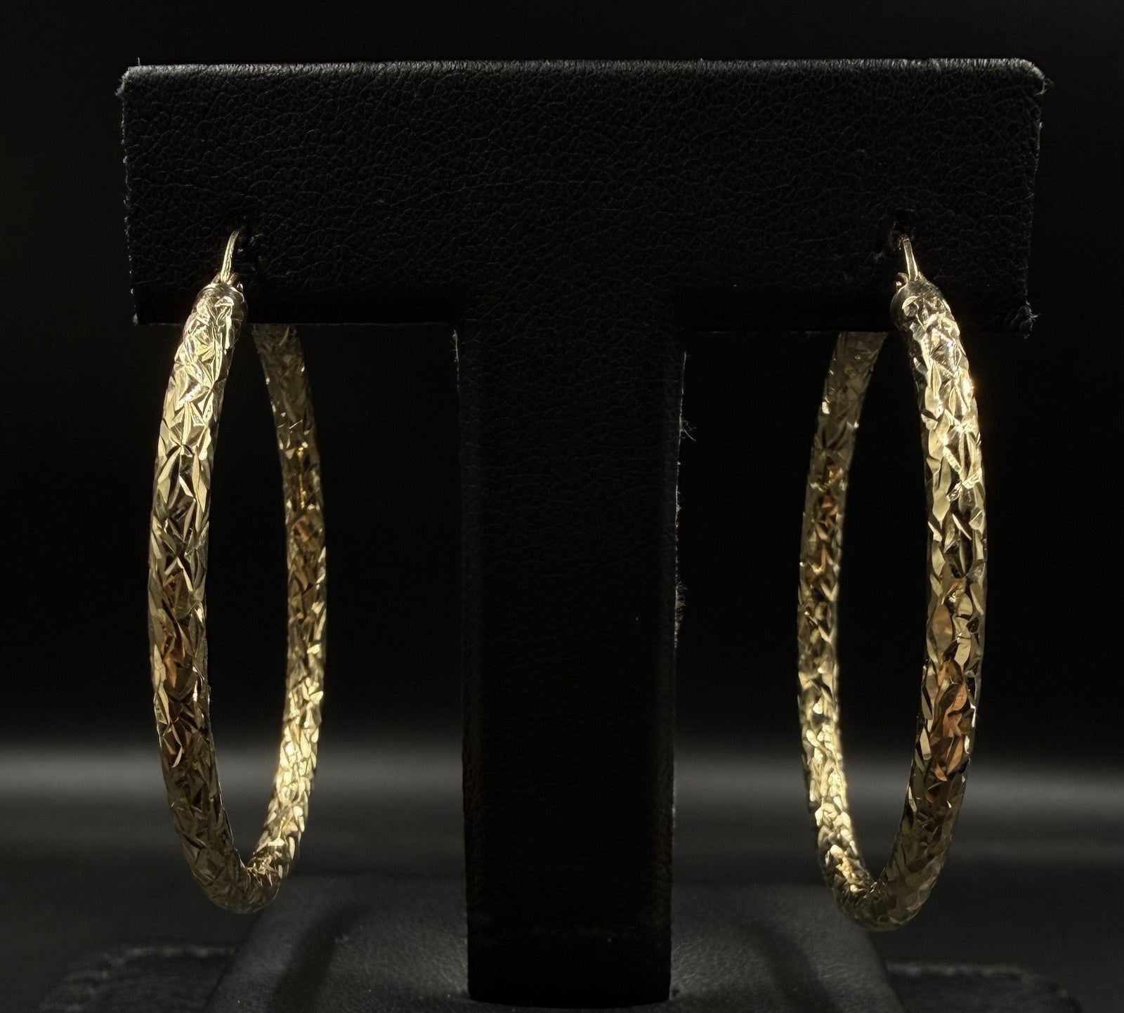 1.61” 14K Hollow Yellow Gold Diamond-Cut Hoop Earrings | 2.89g | 3mm Thick |