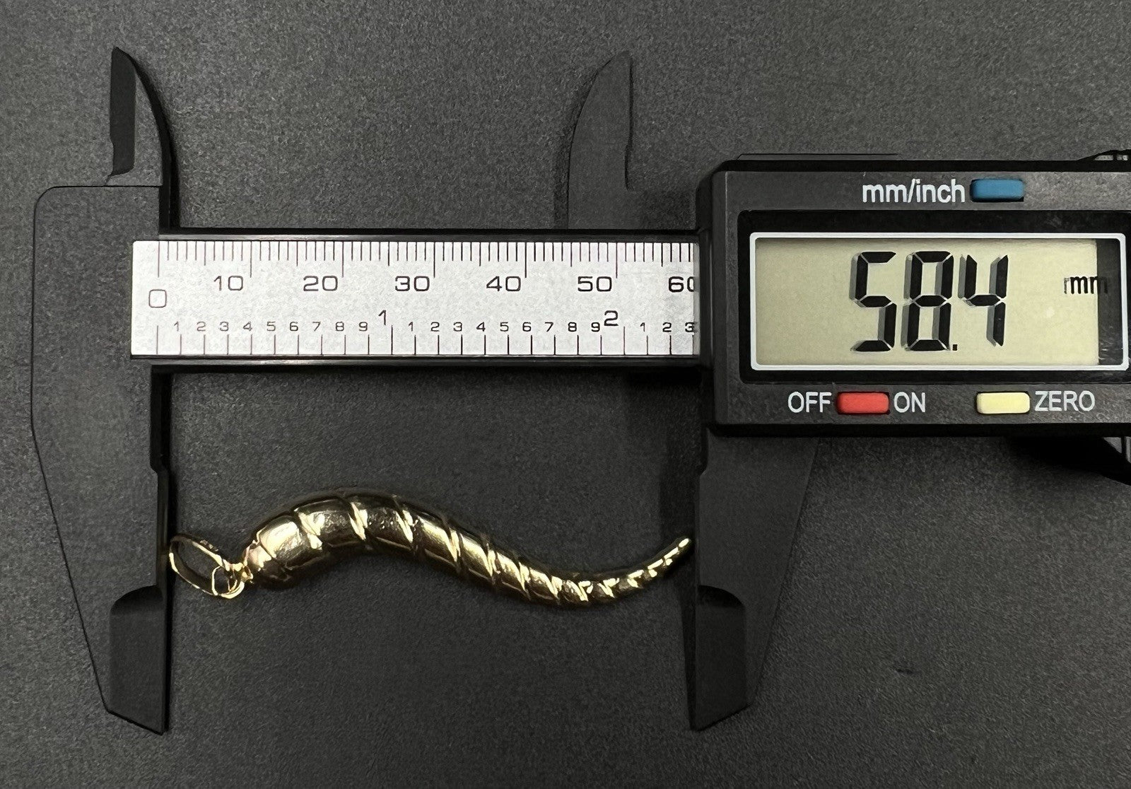 .4” x 2.3” 14K Semi-Solid Yellow Gold Italian Horn Pendant | 4.29g |