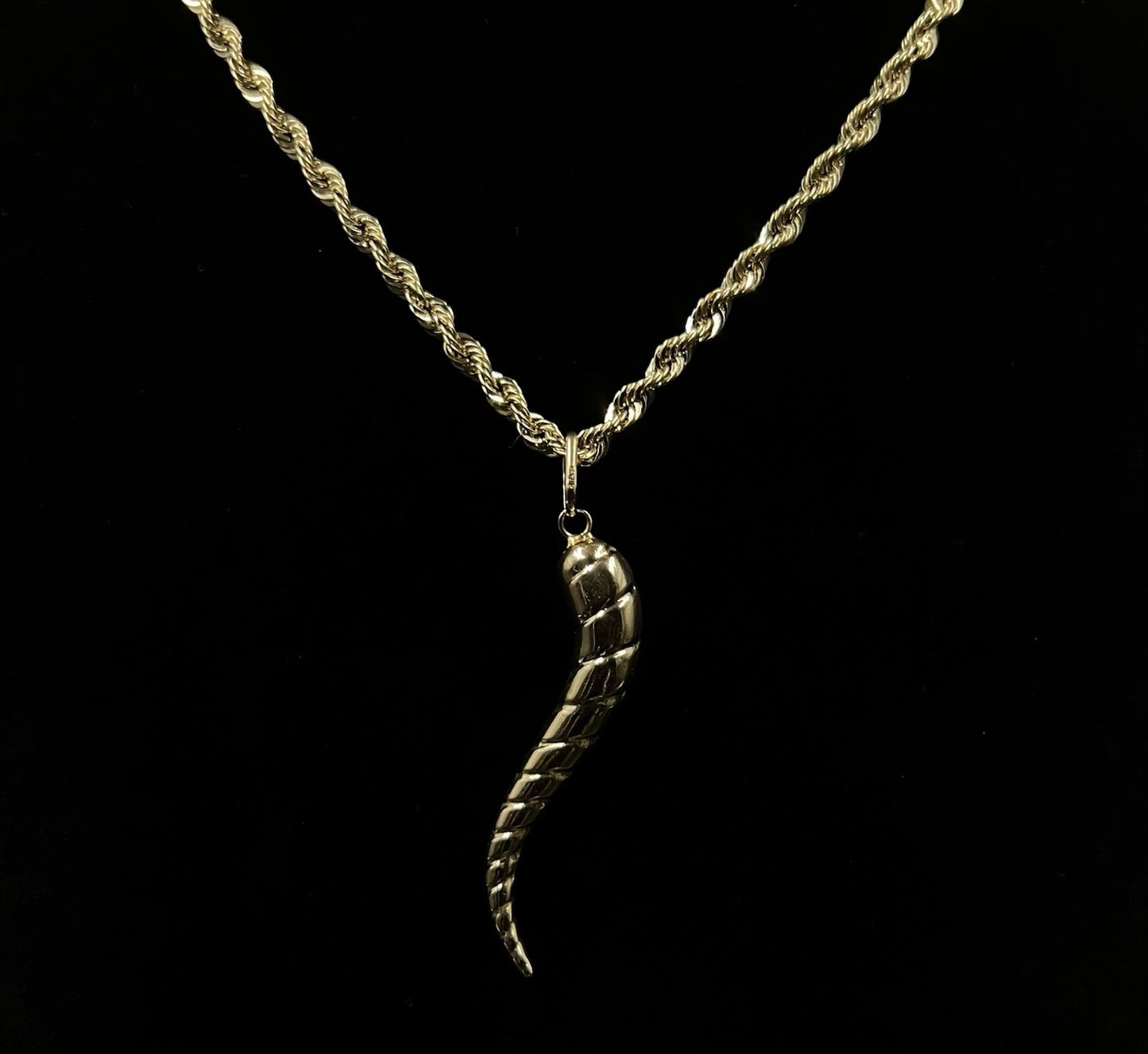 .4” x 2.3” 14K Semi-Solid Yellow Gold Italian Horn Pendant | 4.29g |