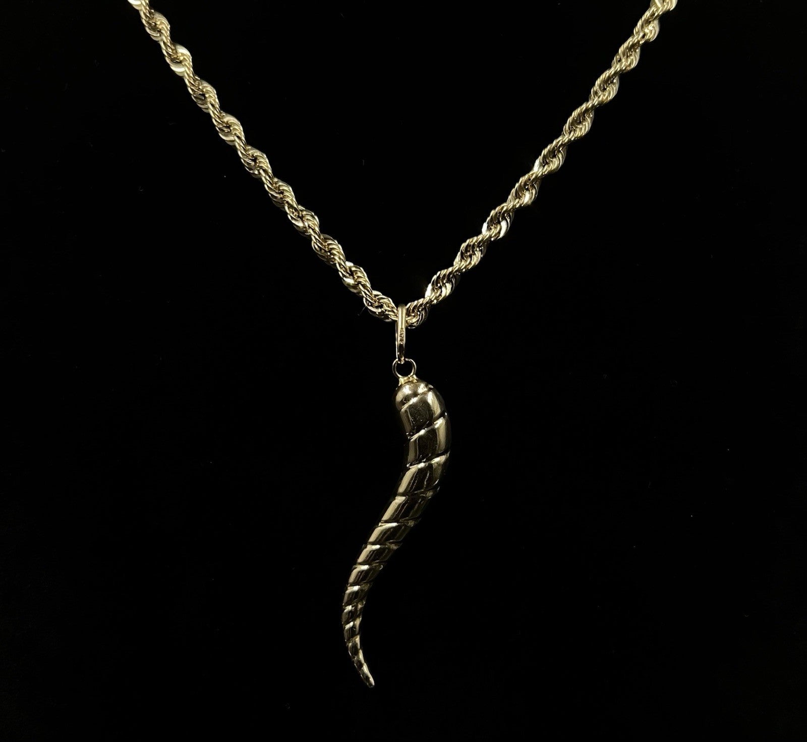 .4” x 2.3” 14K Semi-Solid Yellow Gold Italian Horn Pendant | 4.29g |