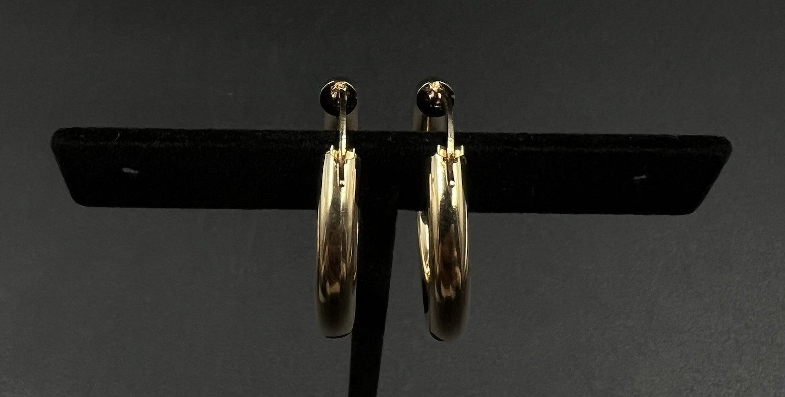 14K Hollow Yellow Gold Hoop Earrings | 2.11g | 1.06” Wide x .15” Thick | Hinged