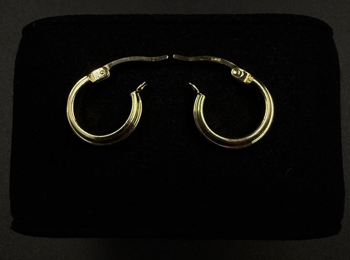 0.53” 14k Hollow Yellow Gold - Huggie Hoop Earrings | 0.98g | 0.15” Thick |