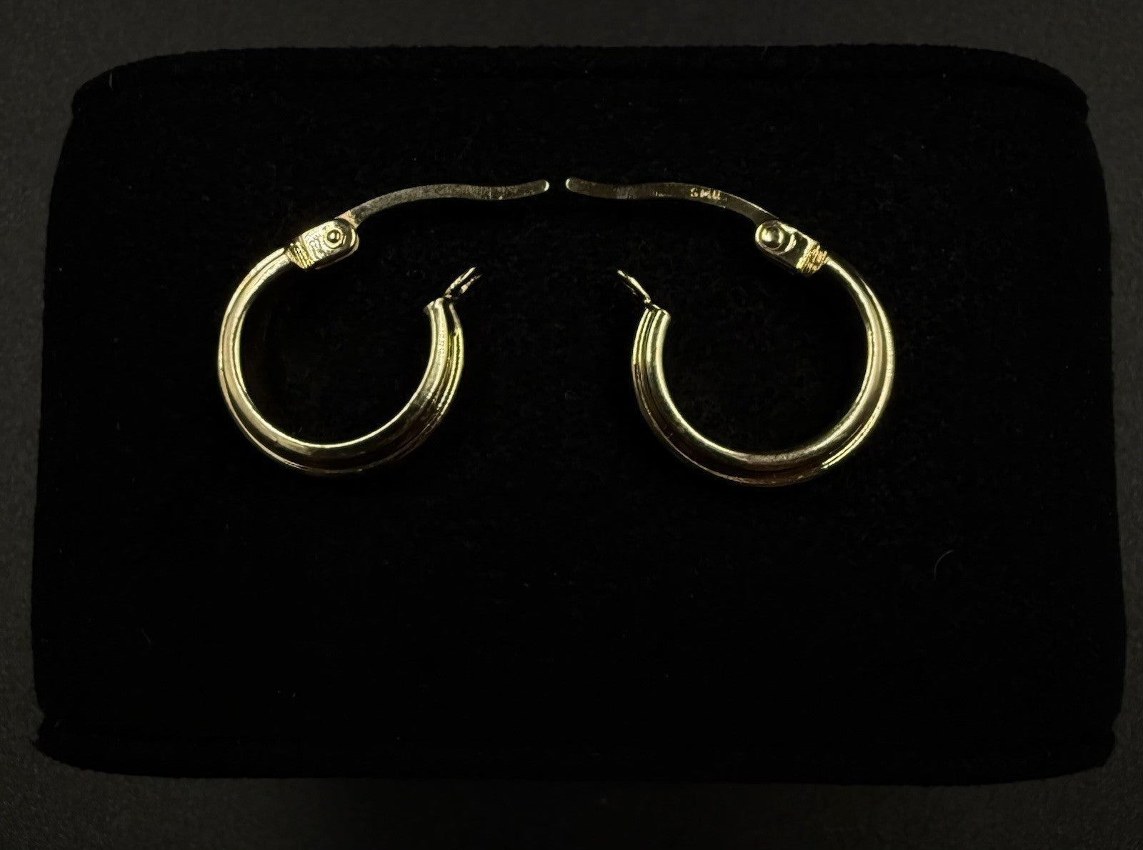 0.53” 14k Hollow Yellow Gold - Huggie Hoop Earrings | 0.98g | 0.15” Thick |