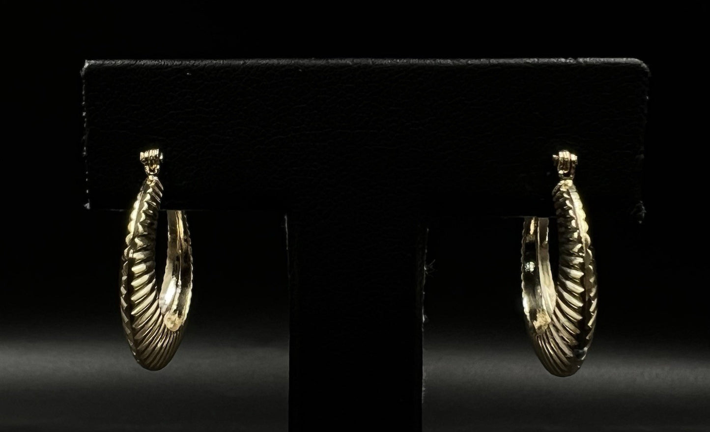 .82” 14K Hollow Yellow Gold Textured Hoop Earrings | 1.86g | 4.3mm | Hinged |
