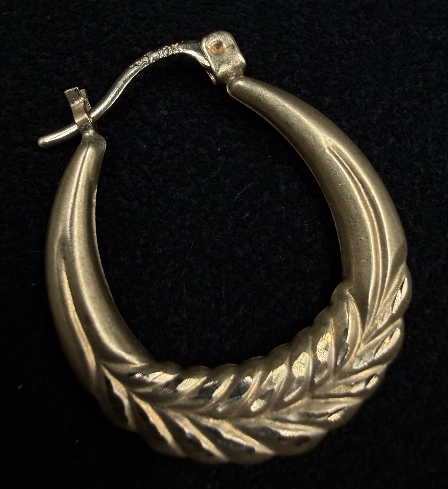 .81” 10K Hollow Yellow Gold Diamond Cut Hoop Earrings | 1.48g | 2.3mm Thick |