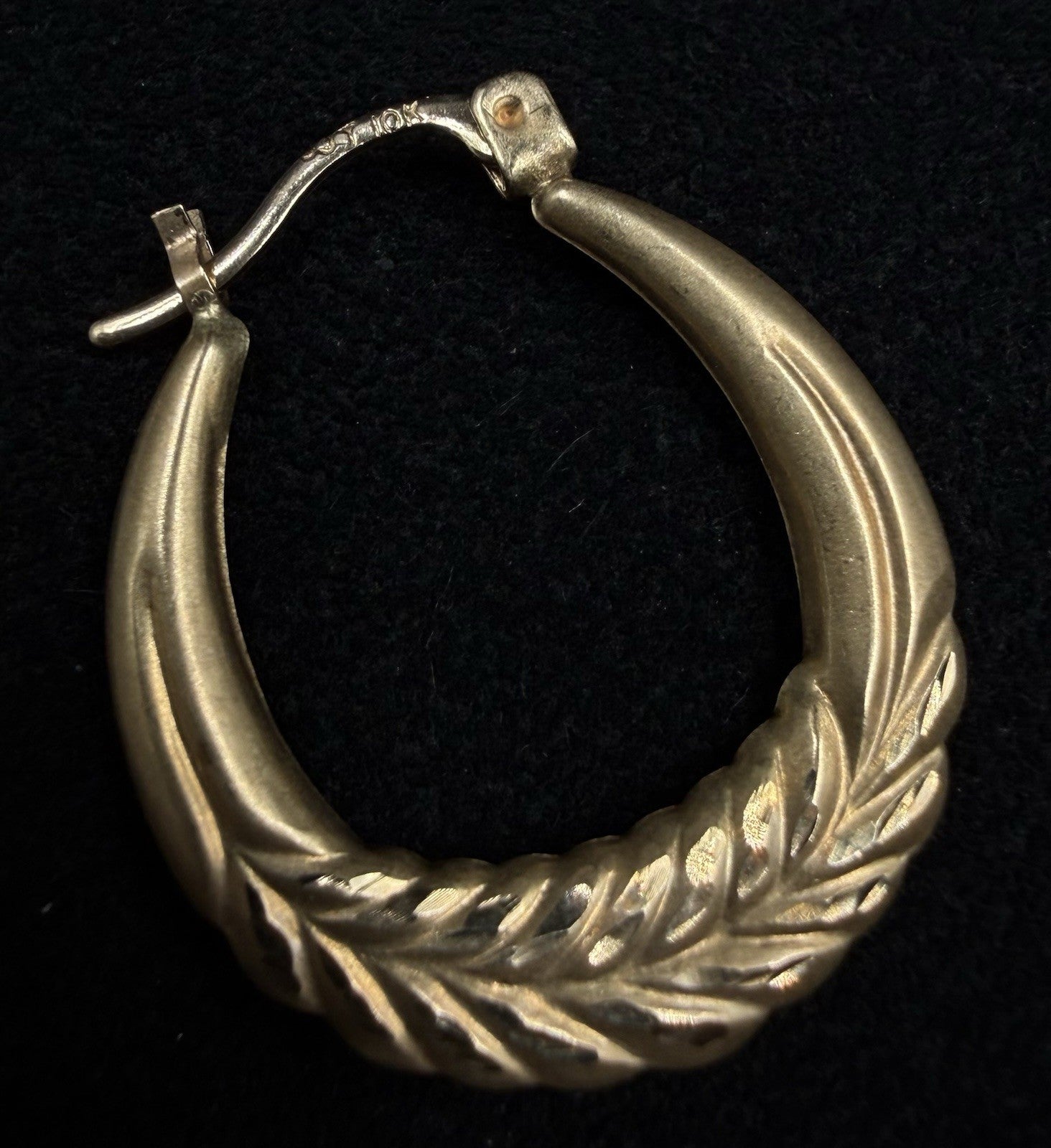 .81” 10K Hollow Yellow Gold Diamond Cut Hoop Earrings | 1.48g | 2.3mm Thick |