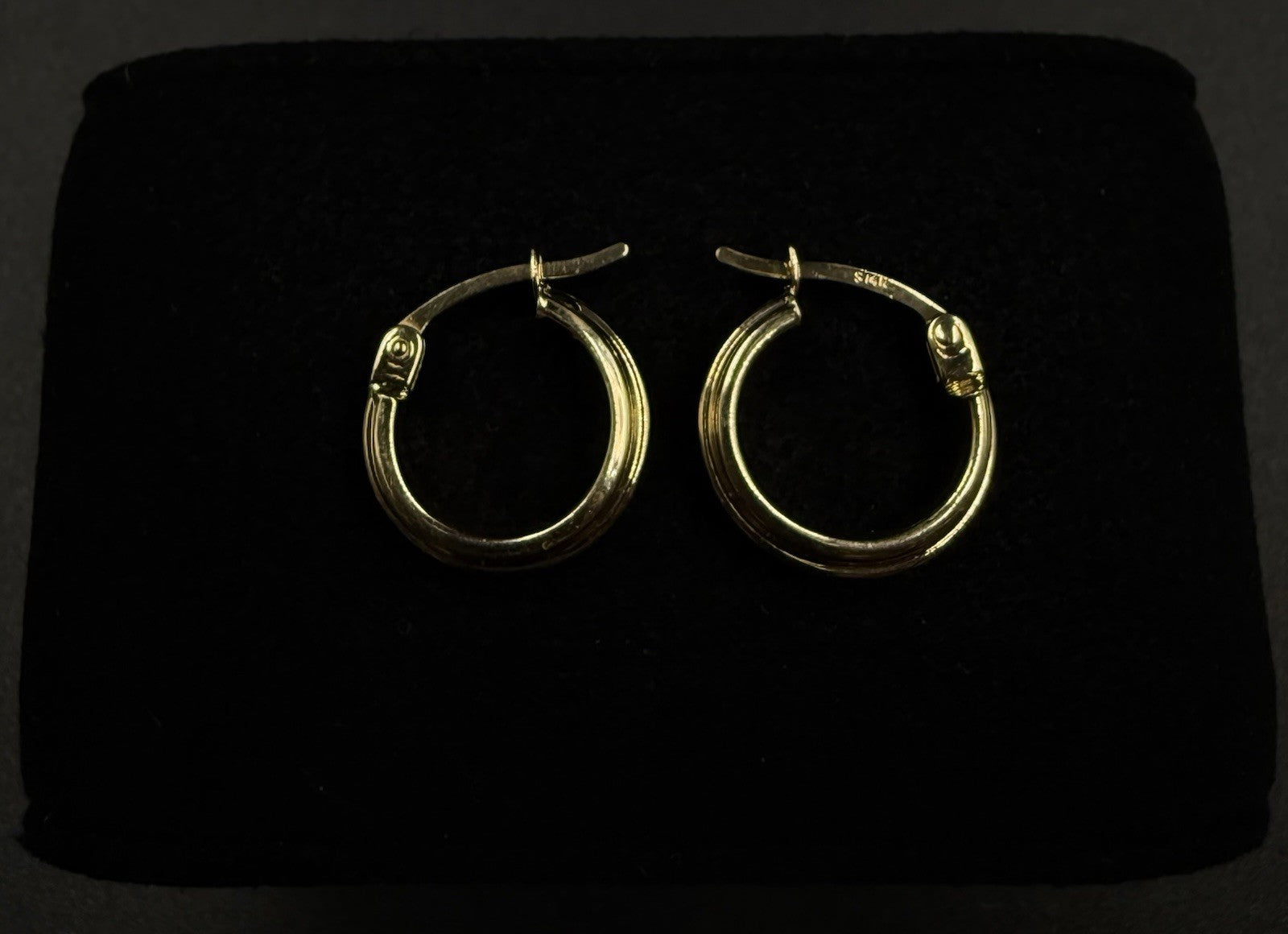 0.53” 14k Hollow Yellow Gold - Huggie Hoop Earrings | 0.98g | 0.15” Thick |