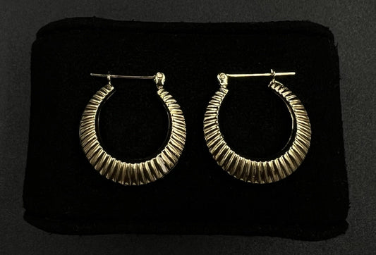 .82” 14K Hollow Yellow Gold Textured Hoop Earrings | 1.86g | 4.3mm | Hinged |