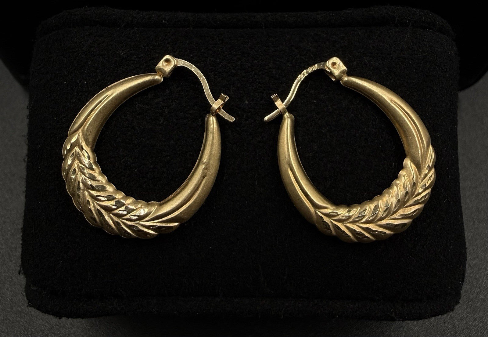 .81” 10K Hollow Yellow Gold Diamond Cut Hoop Earrings | 1.48g | 2.3mm Thick |