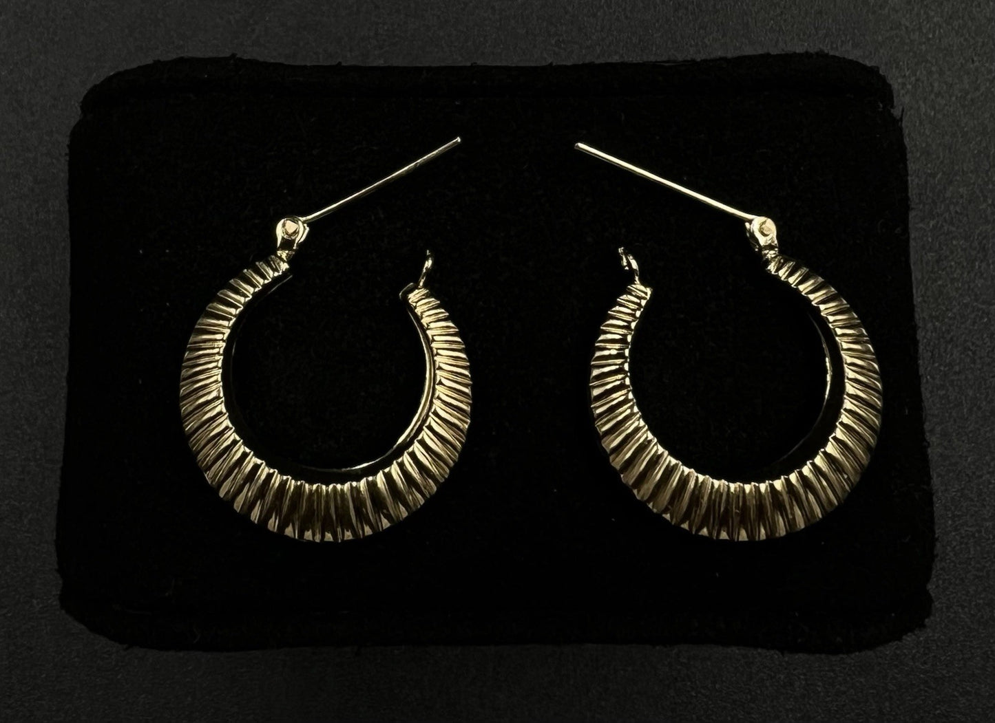 .82” 14K Hollow Yellow Gold Textured Hoop Earrings | 1.86g | 4.3mm | Hinged |