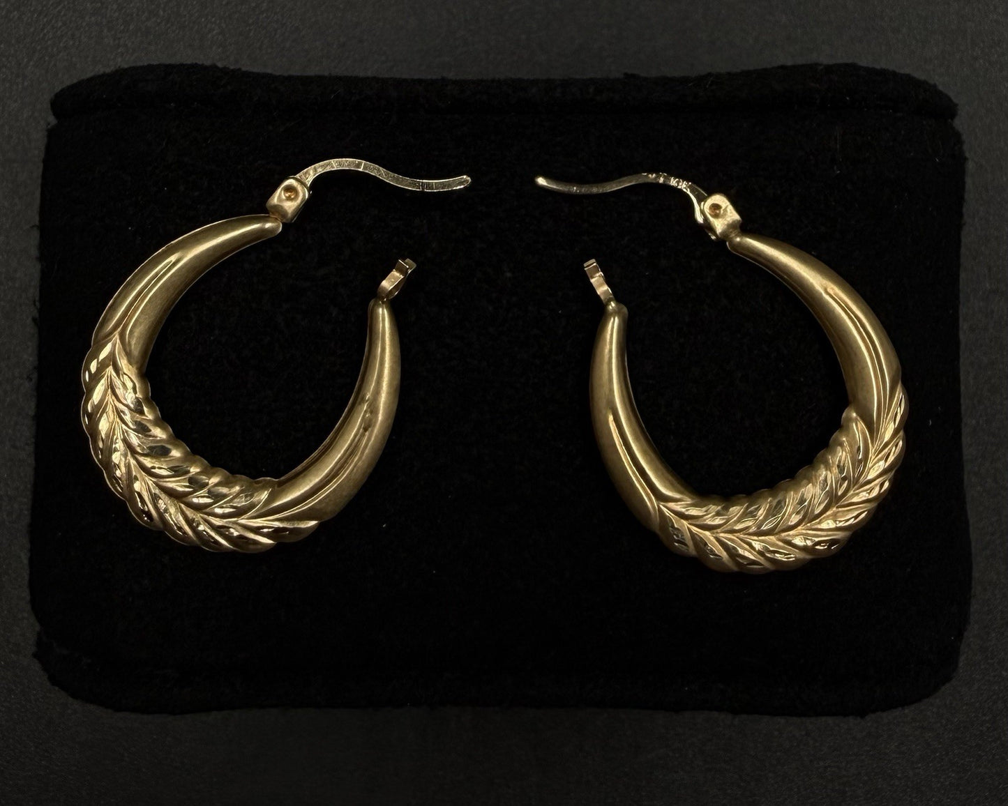 .81” 10K Hollow Yellow Gold Diamond Cut Hoop Earrings | 1.48g | 2.3mm Thick |