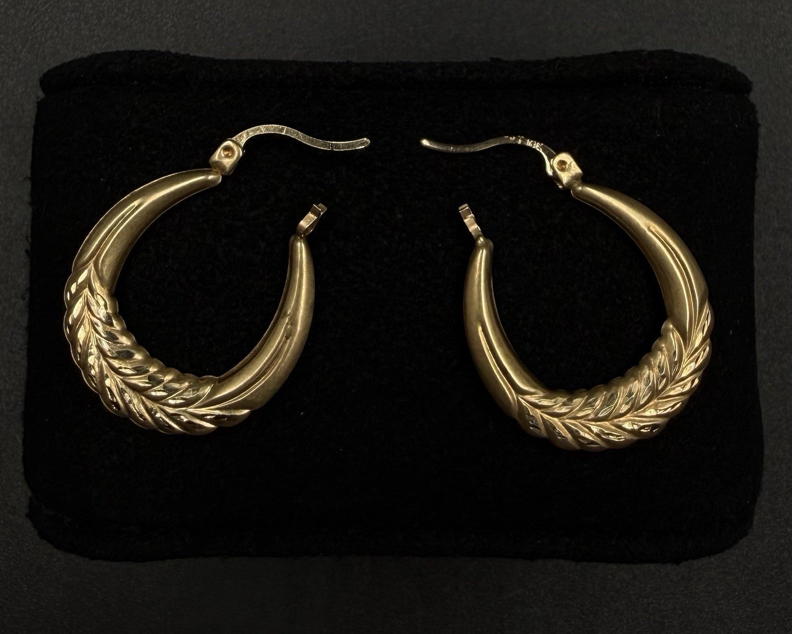 .81” 10K Hollow Yellow Gold Diamond Cut Hoop Earrings | 1.48g | 2.3mm Thick |
