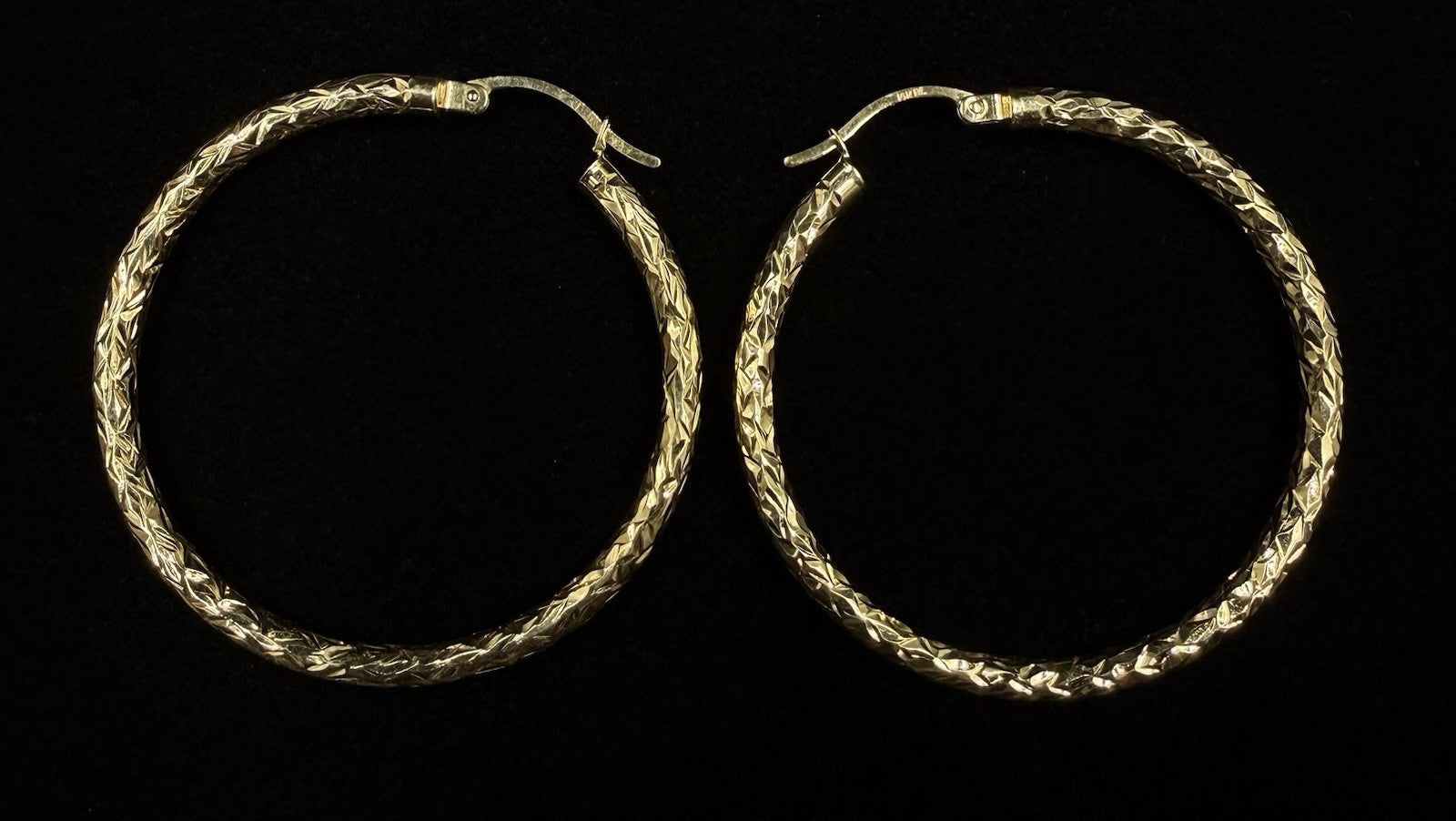 1.61” 14K Hollow Yellow Gold Diamond-Cut Hoop Earrings | 2.89g | 3mm Thick |