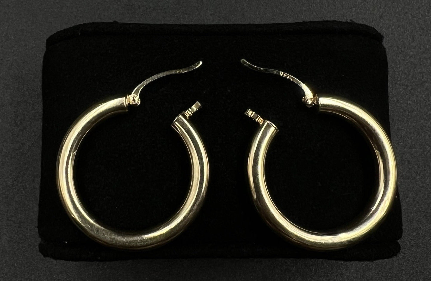 14K Hollow Yellow Gold Hoop Earrings | 2.11g | 1.06” Wide x .15” Thick | Hinged