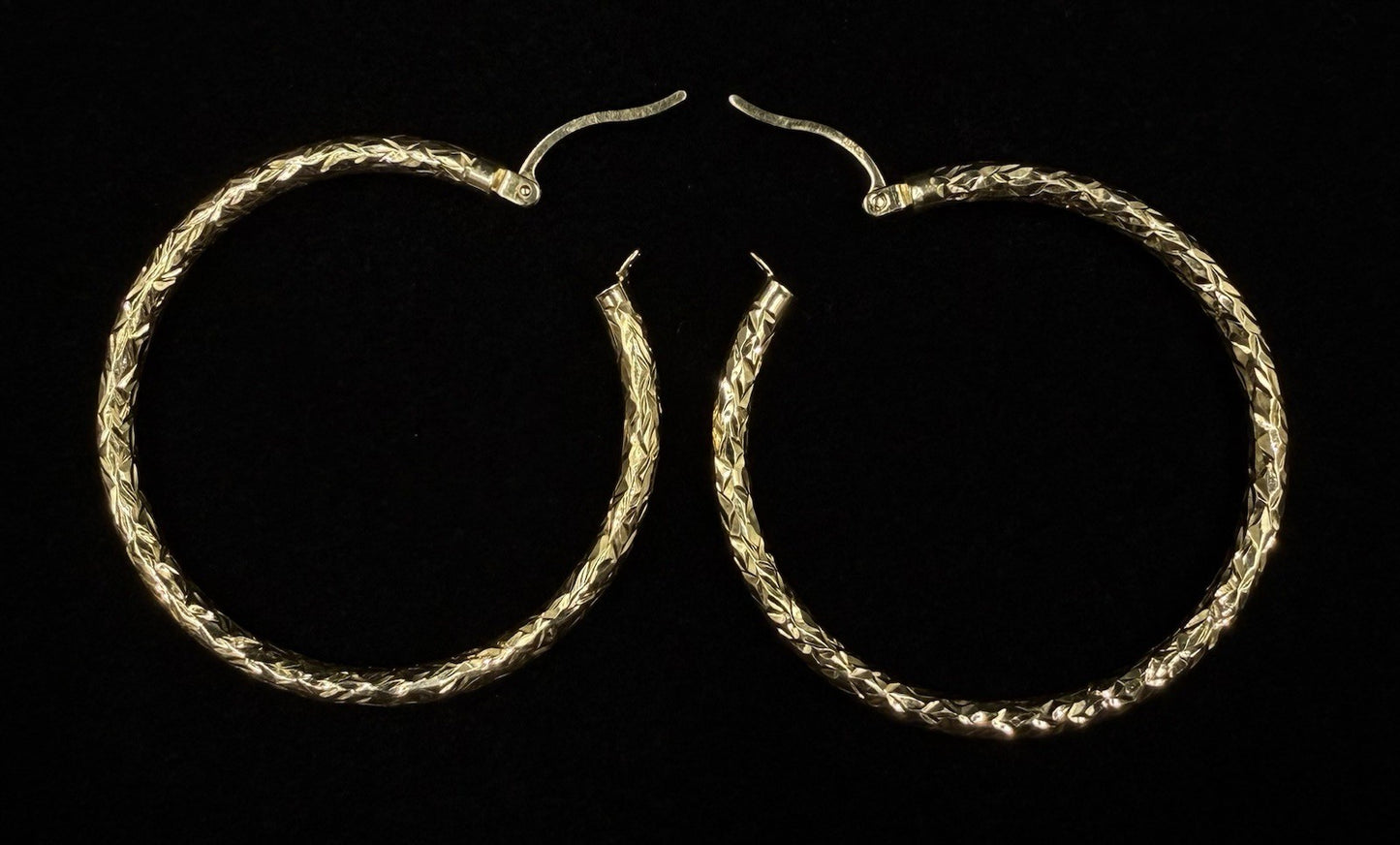 1.61” 14K Hollow Yellow Gold Diamond-Cut Hoop Earrings | 2.89g | 3mm Thick |