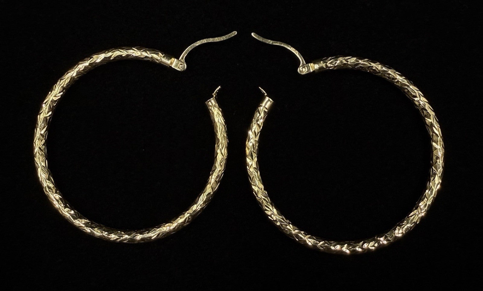 1.61” 14K Hollow Yellow Gold Diamond-Cut Hoop Earrings | 2.89g | 3mm Thick |