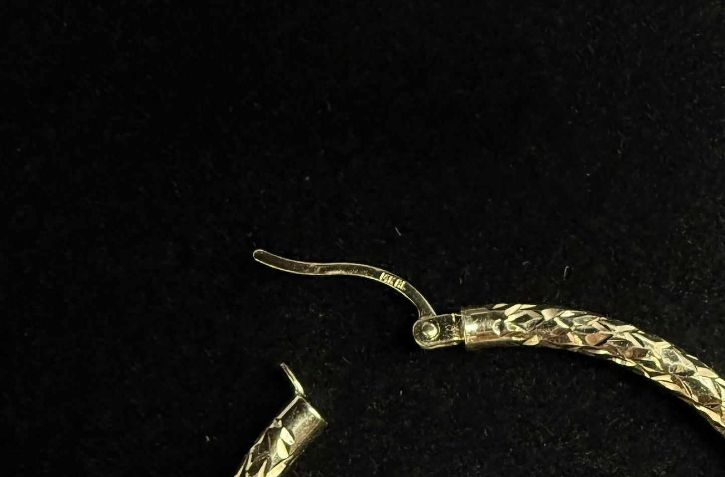 1.61” 14K Hollow Yellow Gold Diamond-Cut Hoop Earrings | 2.89g | 3mm Thick |